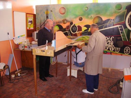 Jacques Pasquier et Camille remontant le réseau d'exposition après l'expo de Cholet en 2009